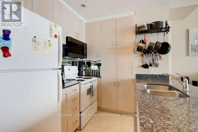 3206 - 208 QUEENS QUAY W