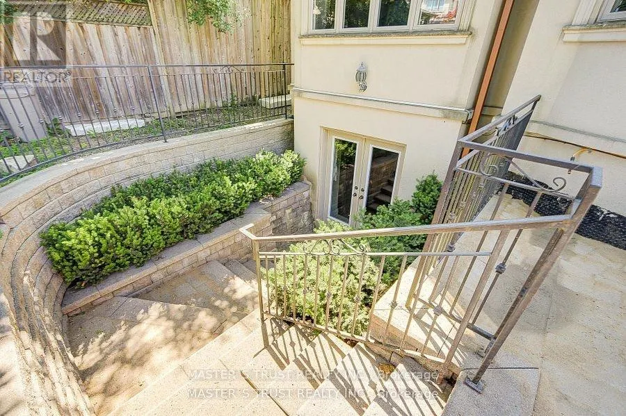 216 PARKVIEW AVENUE