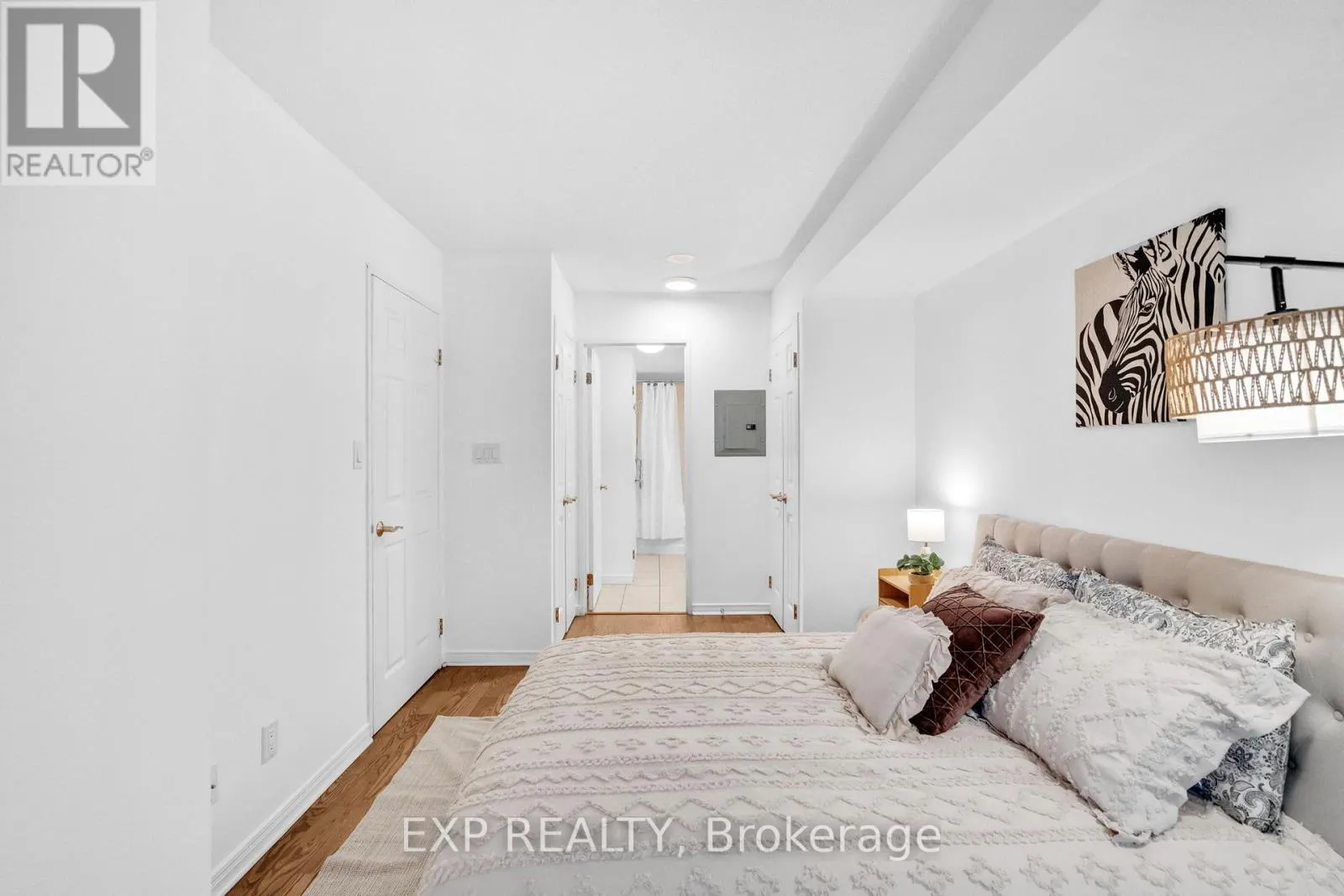 812 - 230 KING STREET E