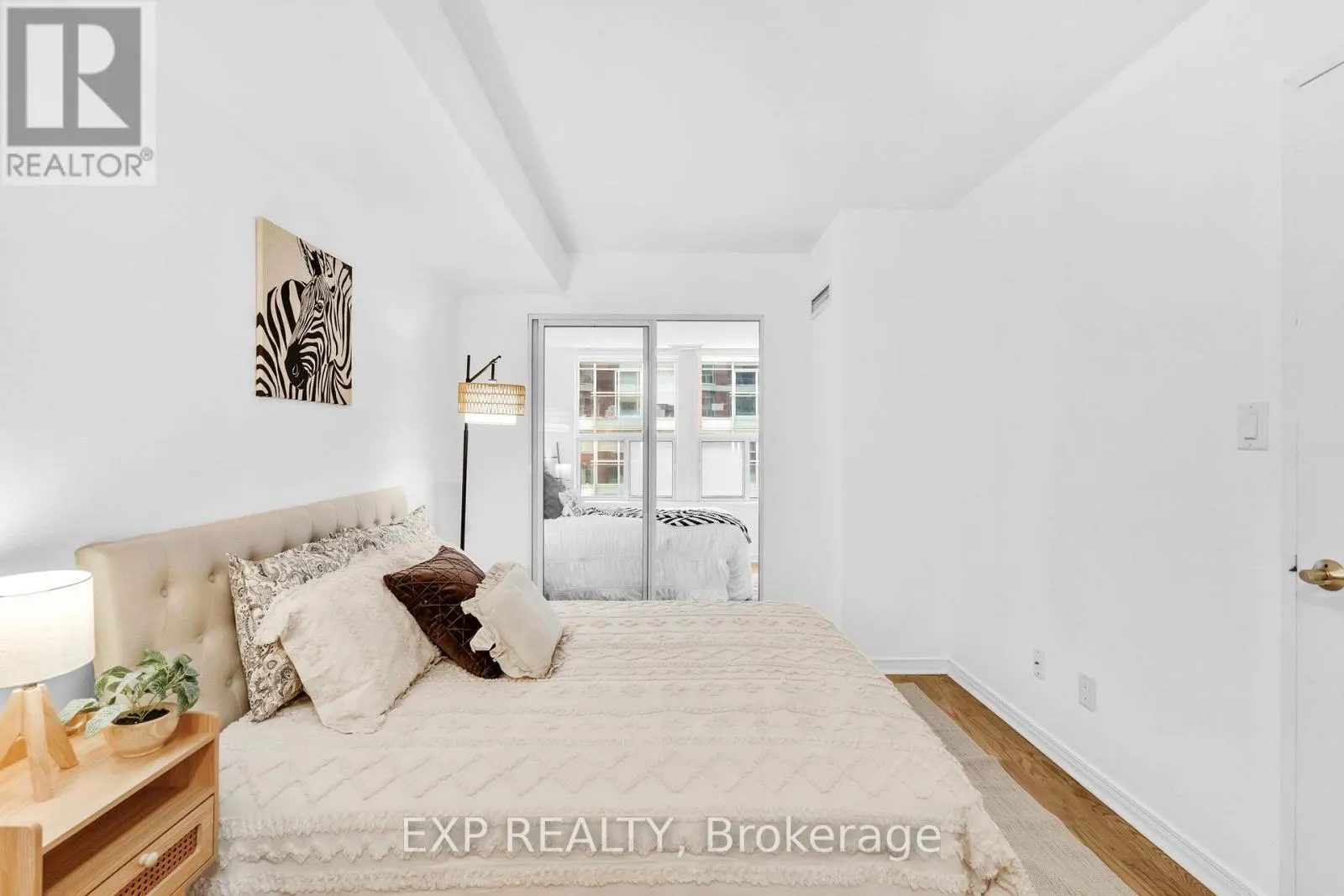 812 - 230 KING STREET E