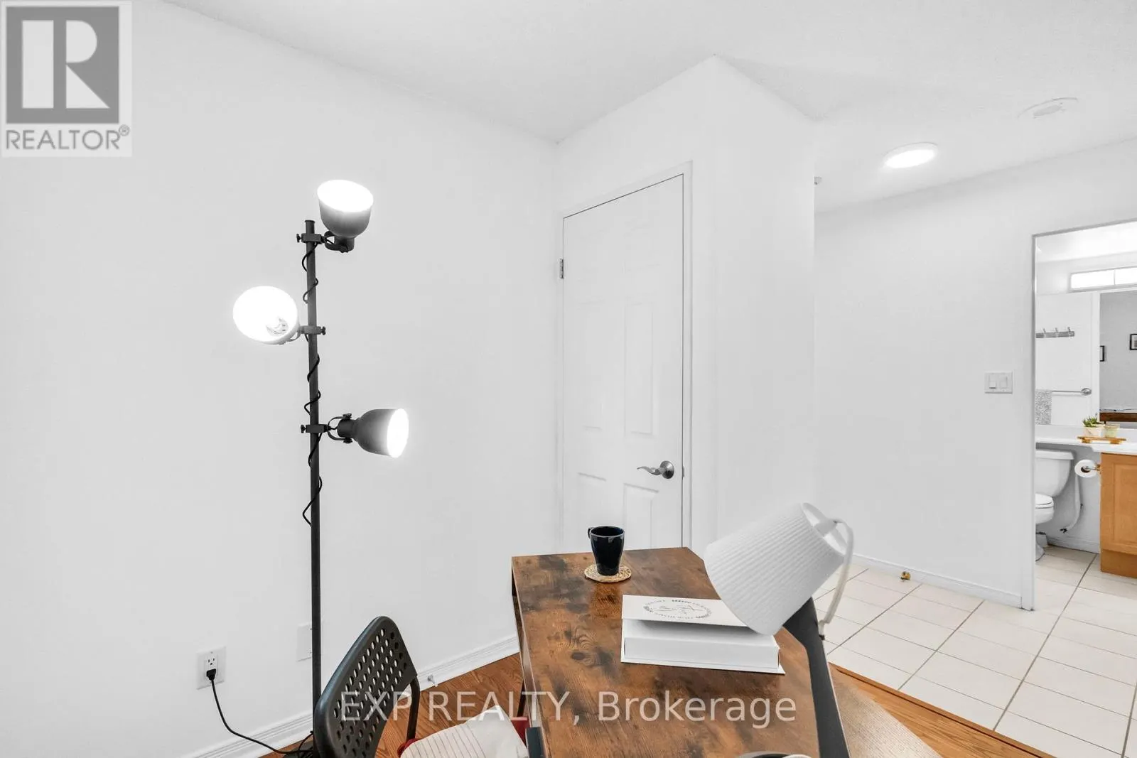 812 - 230 KING STREET E