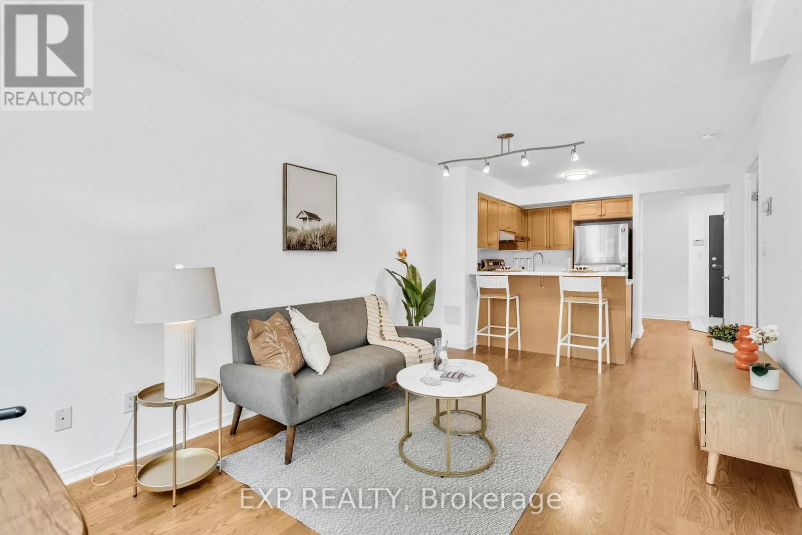 812 - 230 KING STREET E