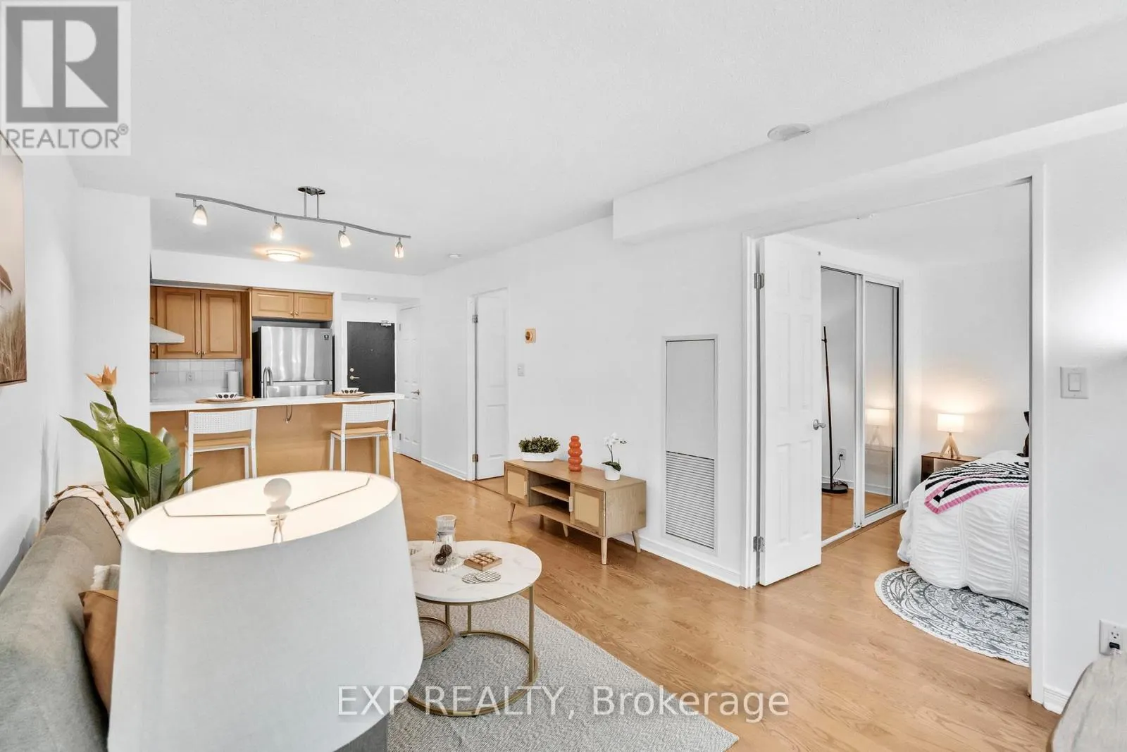 812 - 230 KING STREET E