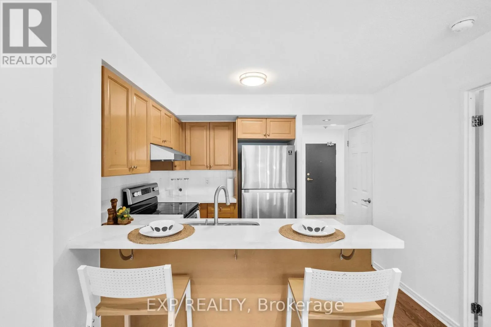 812 - 230 KING STREET E