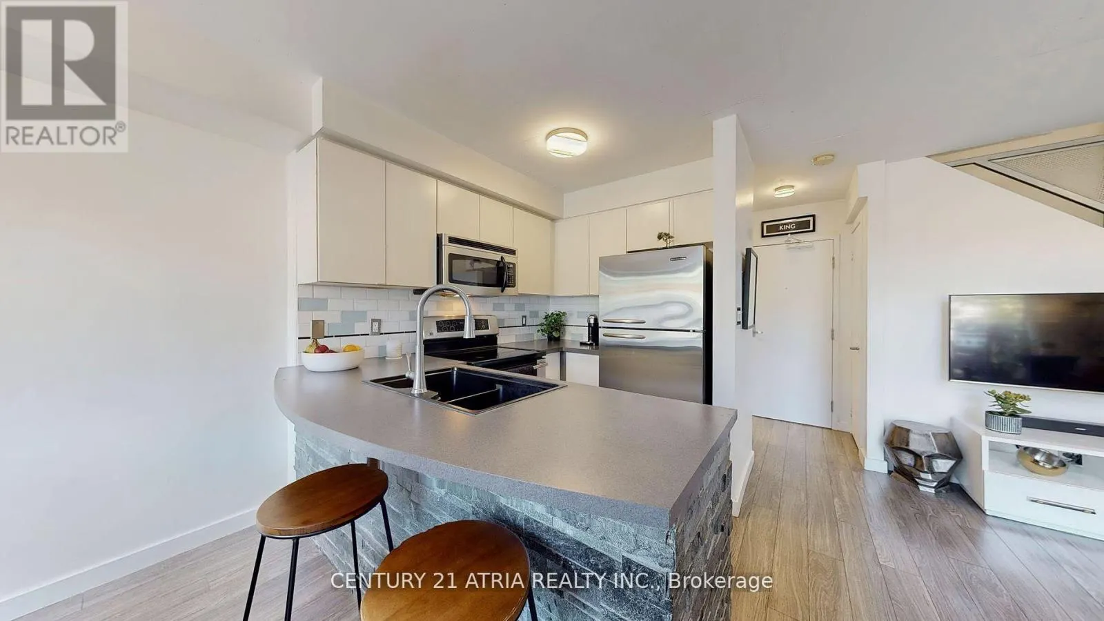 215 - 800 KING STREET W