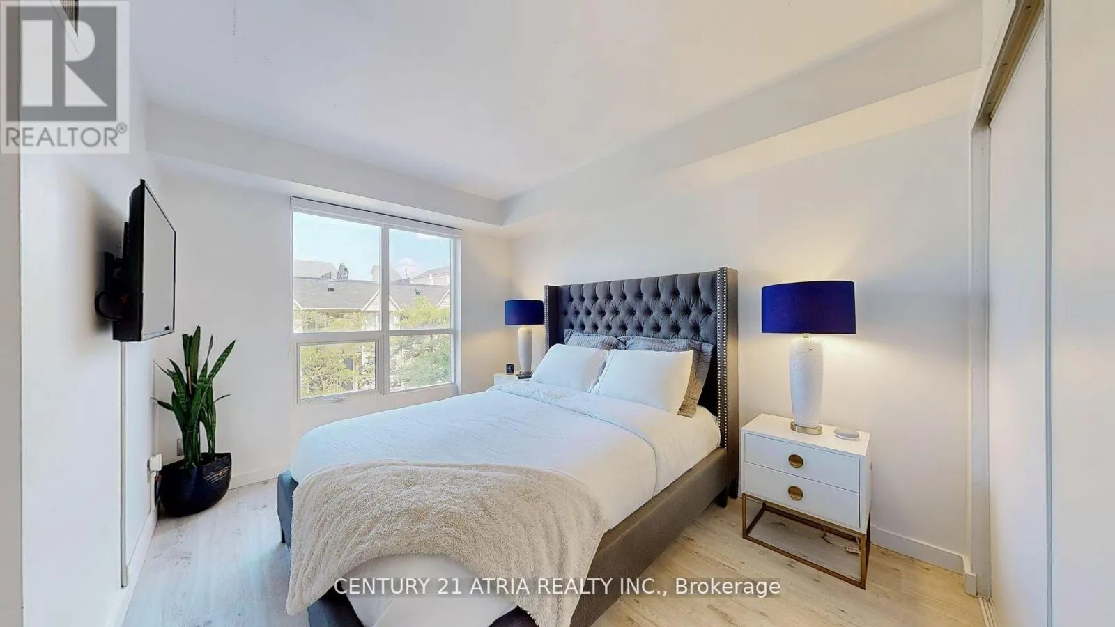 215 - 800 KING STREET W