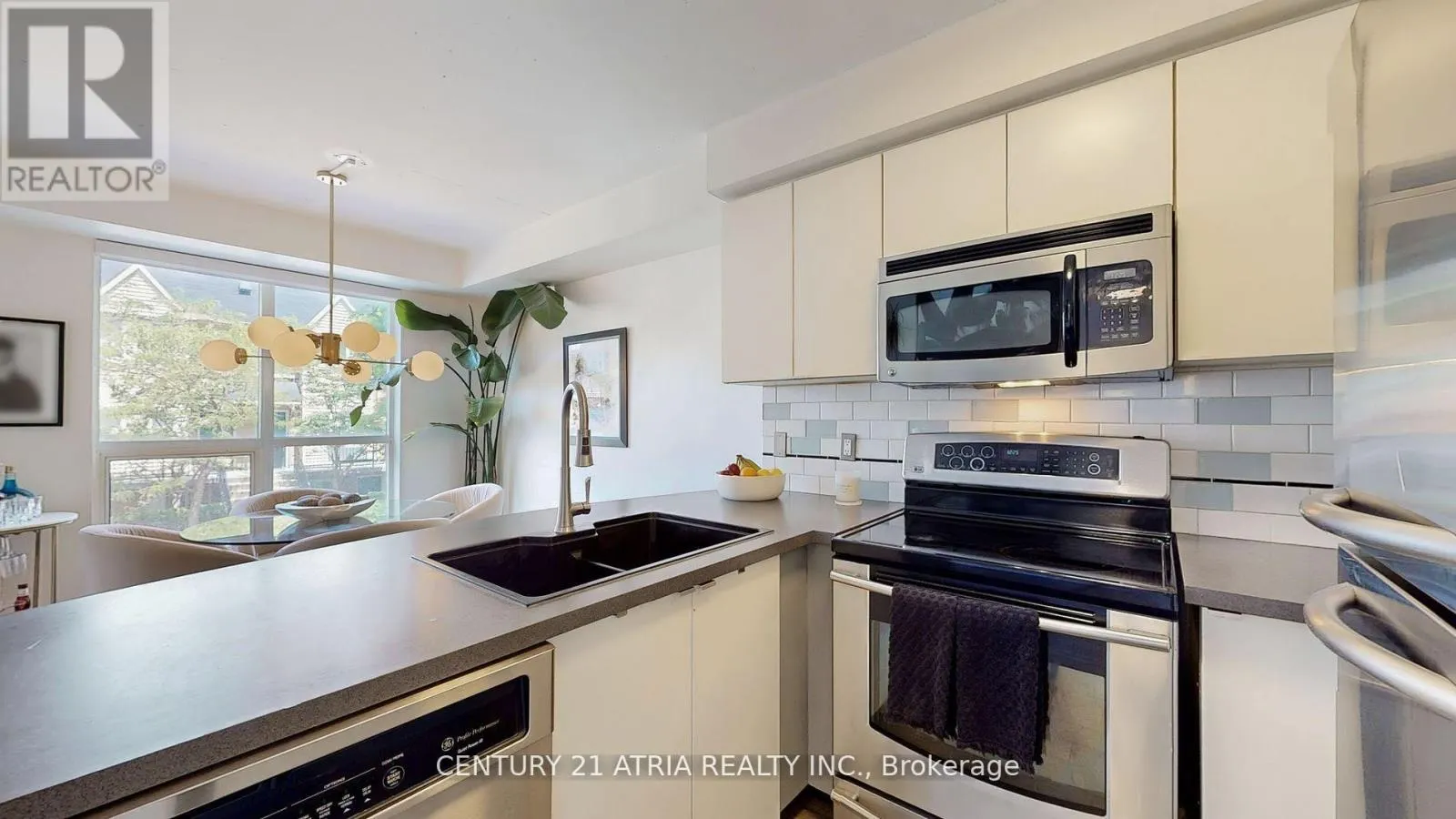 215 - 800 KING STREET W