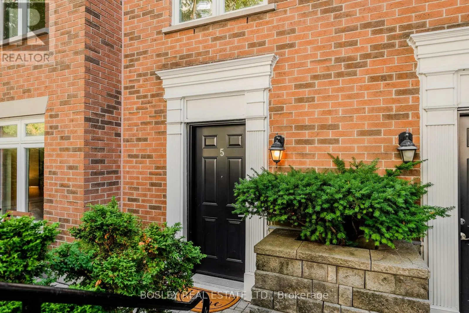 5 - 83 LILLIAN STREET W