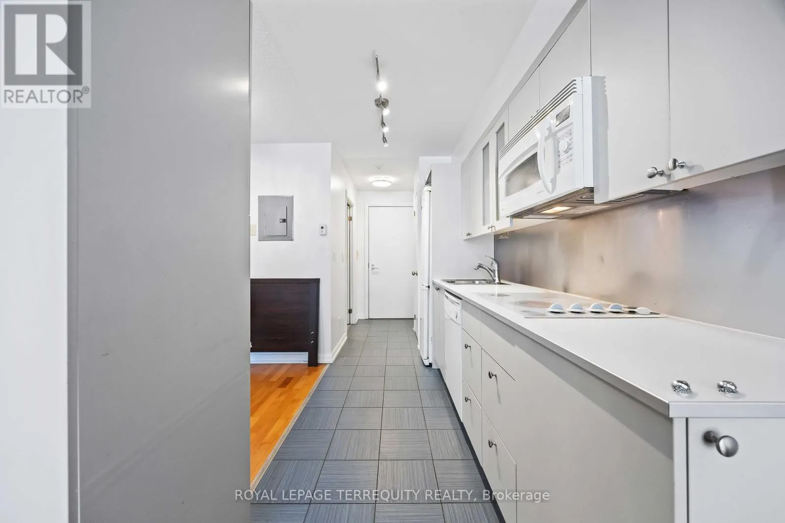 729 - 111 ELIZABETH STREET