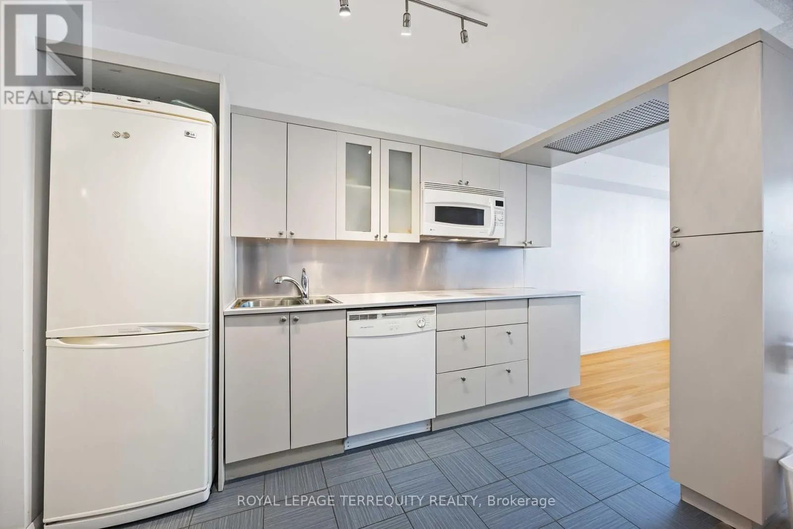 729 - 111 ELIZABETH STREET