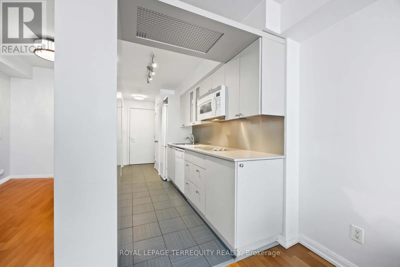729 - 111 ELIZABETH STREET