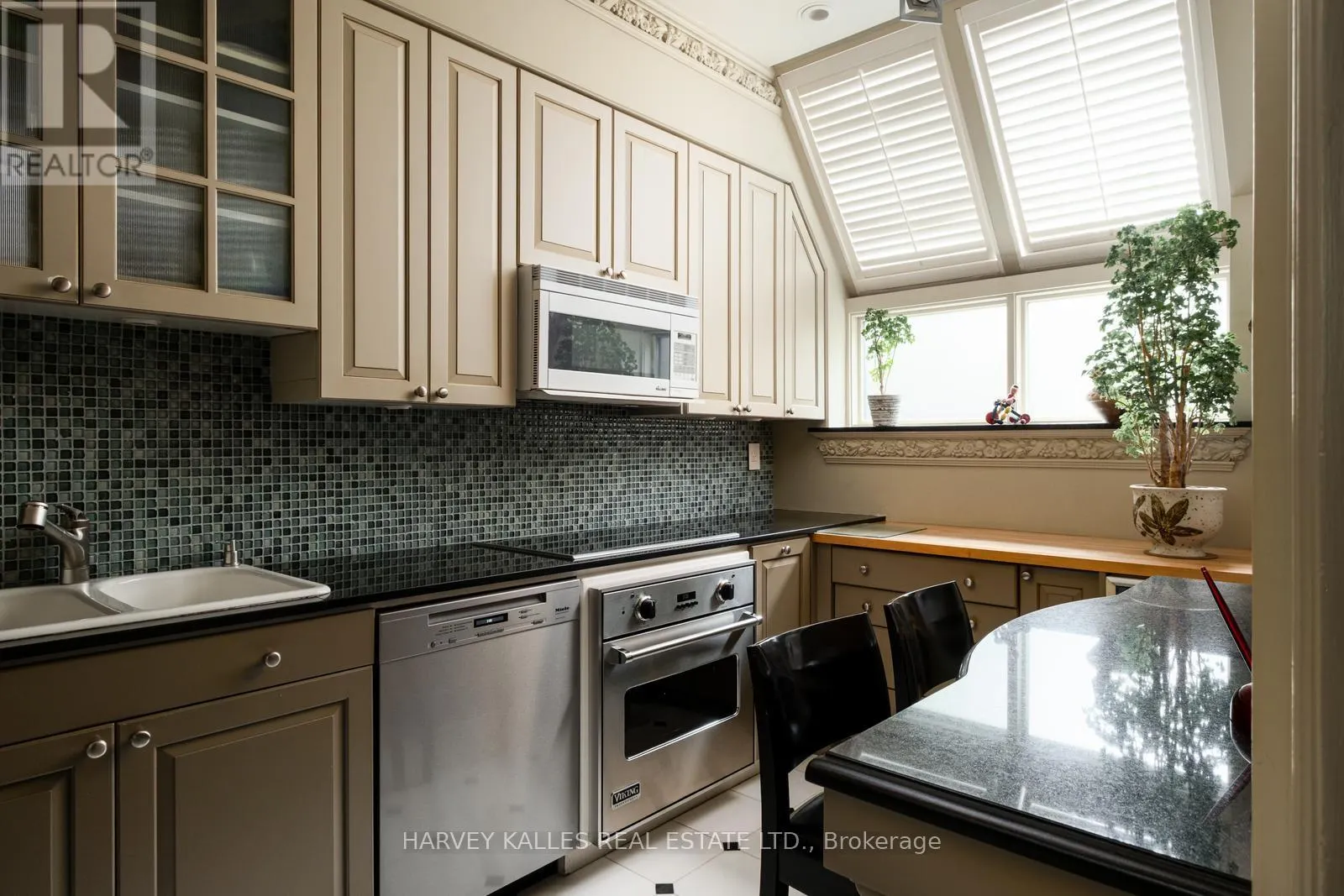 3 - 12 MACPHERSON AVENUE