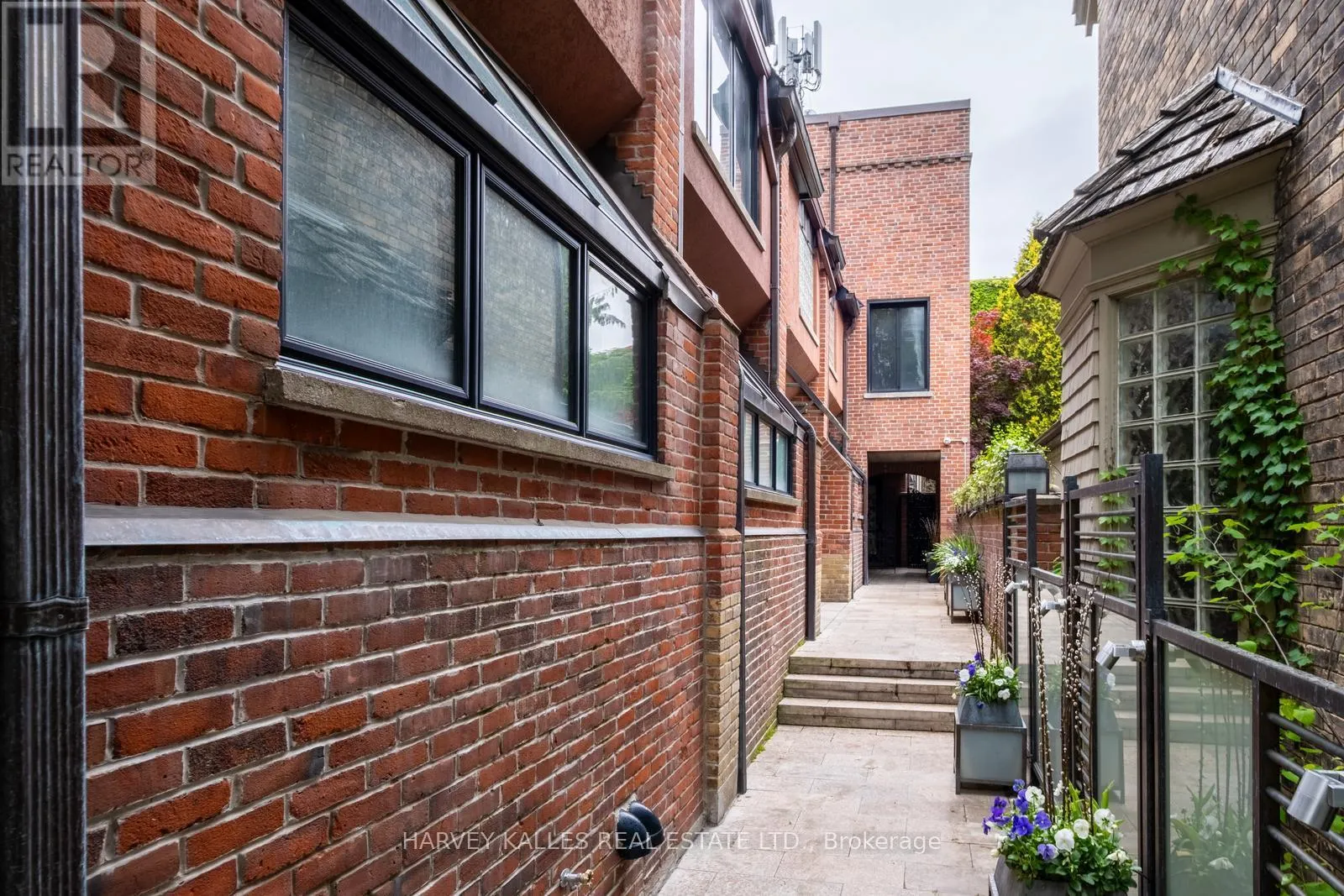 3 - 12 MACPHERSON AVENUE