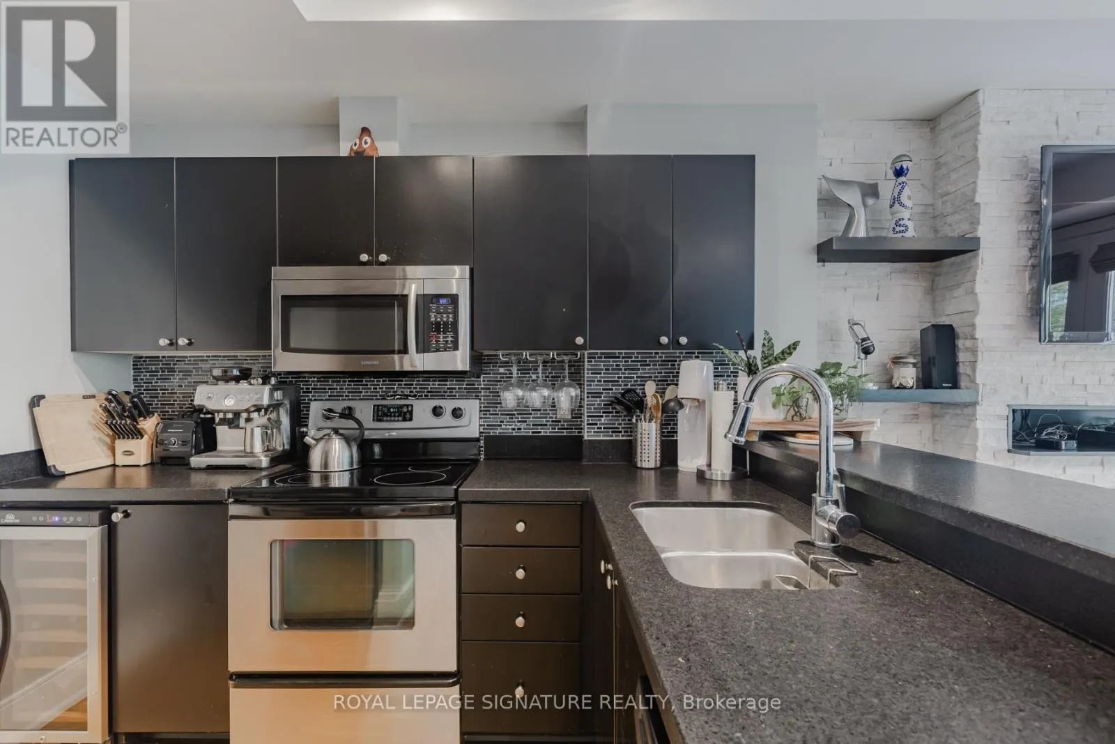 332 - 500 RICHMOND STREET W