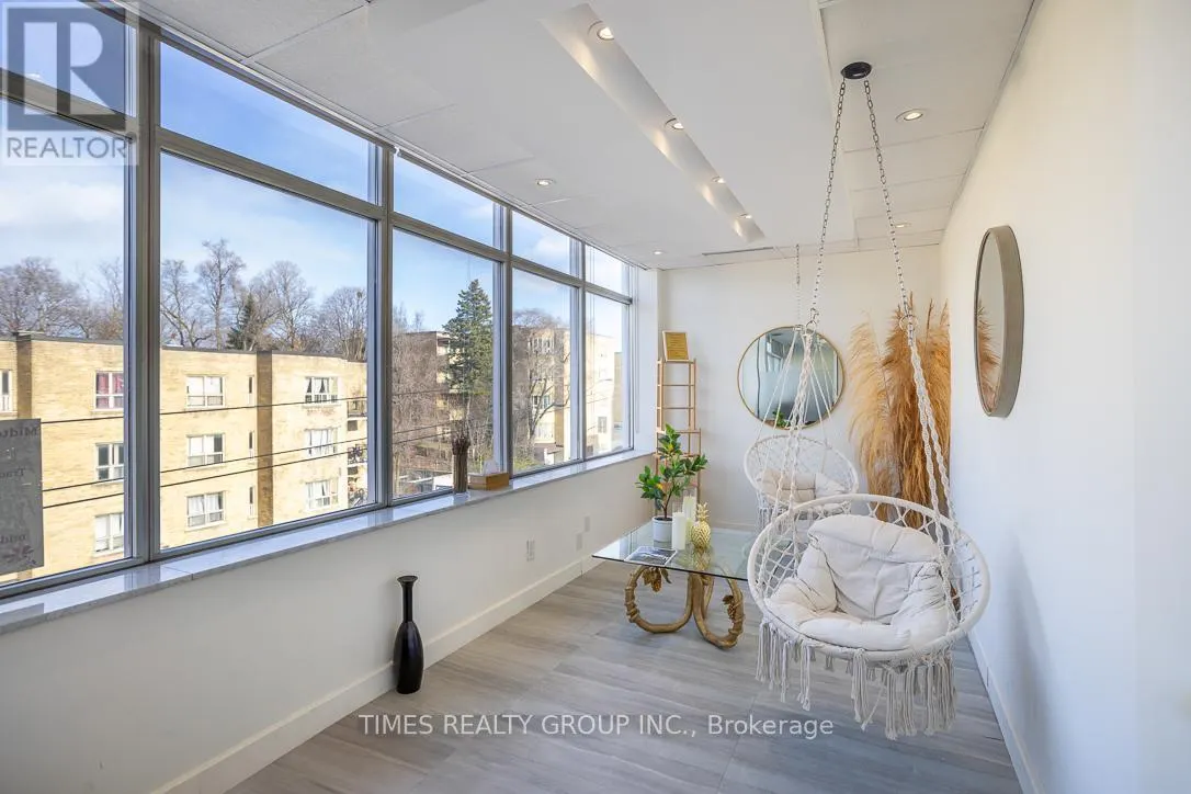400 - 801 EGLINTON AVENUE W
