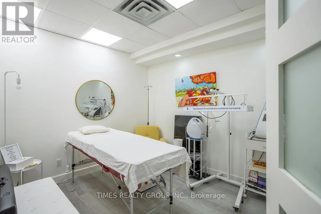 400 - 801 EGLINTON AVENUE W