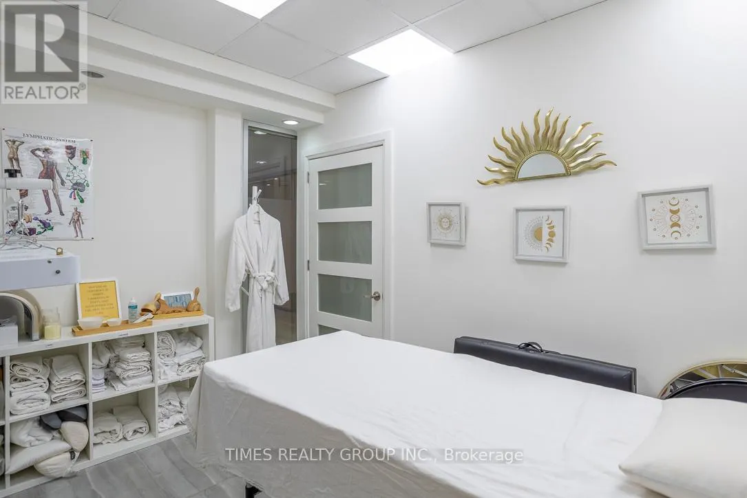 400 - 801 EGLINTON AVENUE W