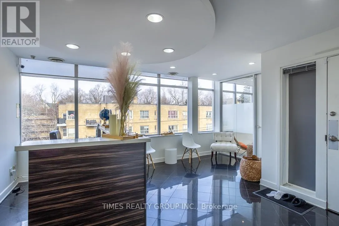 400 - 801 EGLINTON AVENUE W