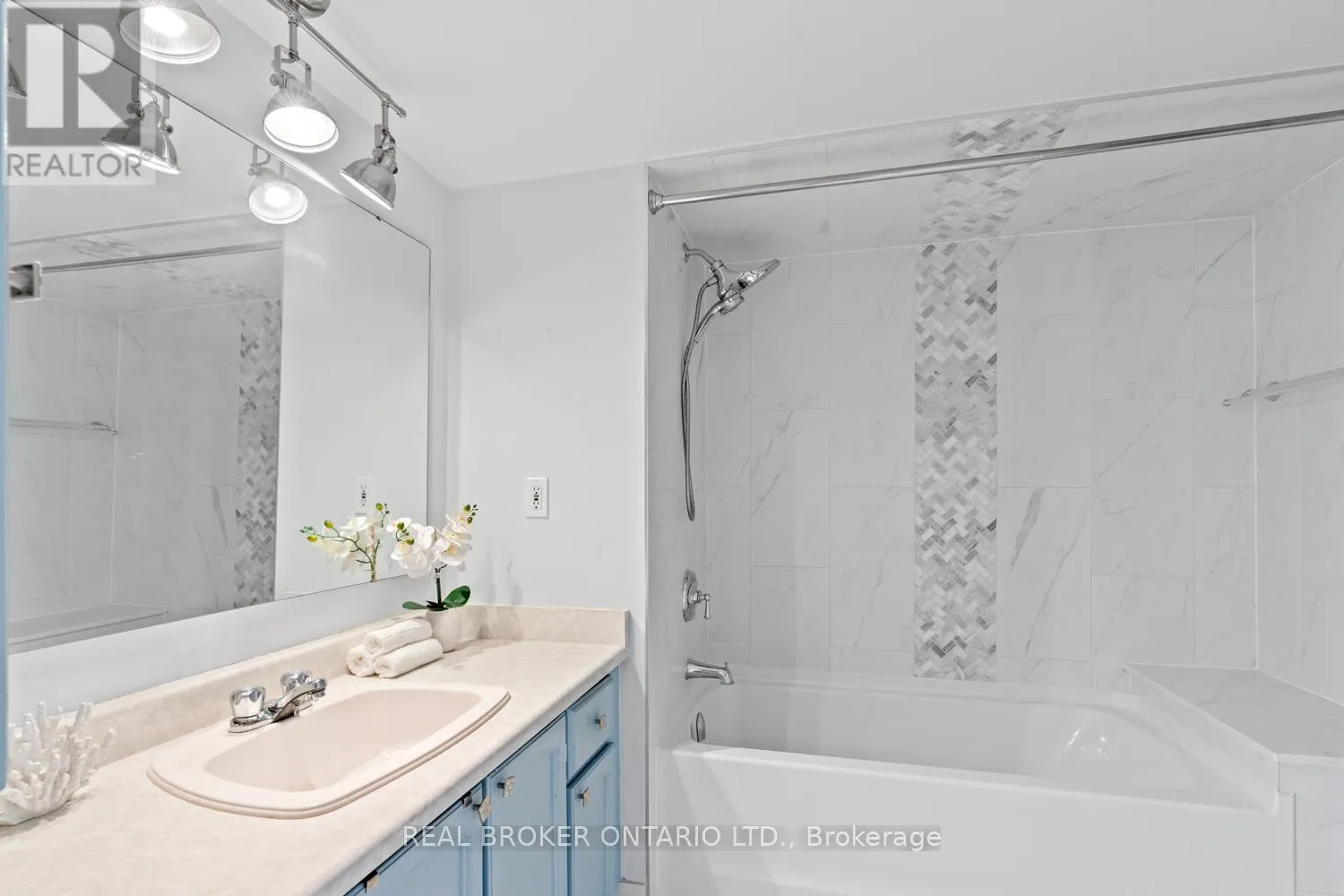 605 - 3555 BATHURST STREET