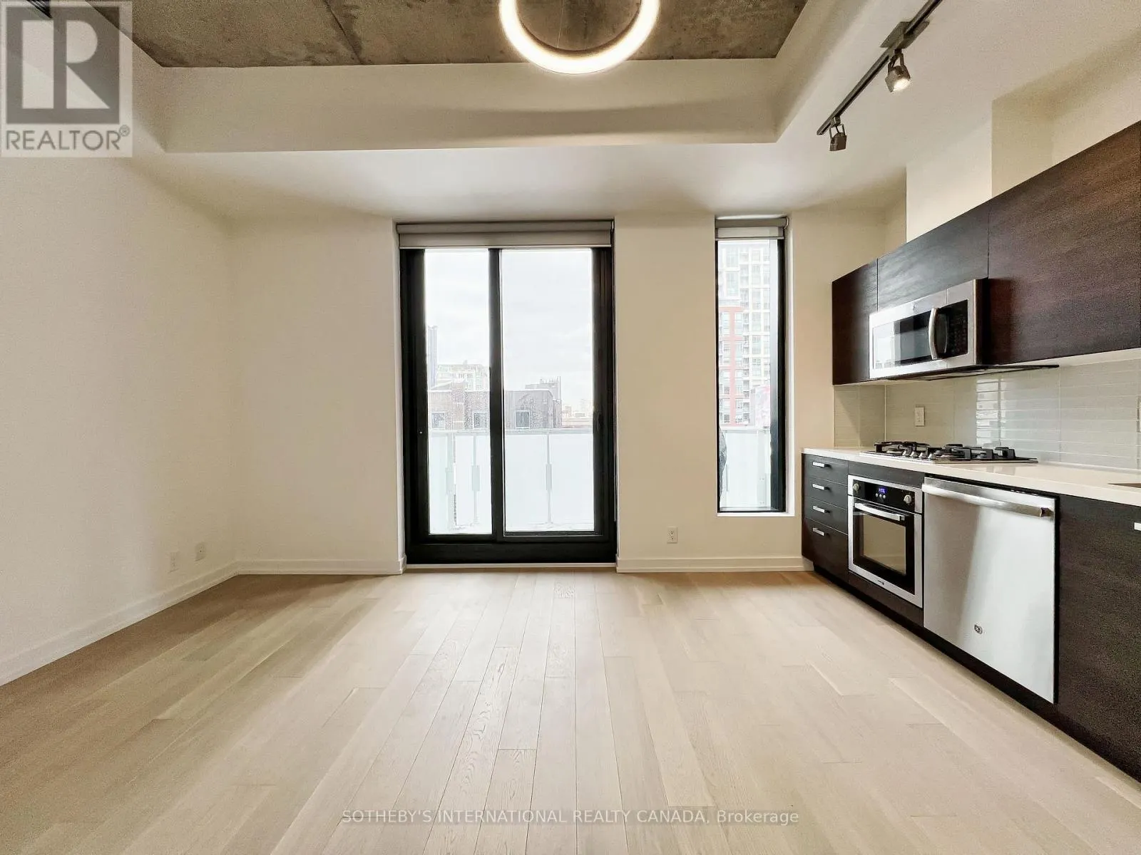 606 - 11 CHARLOTTE STREET