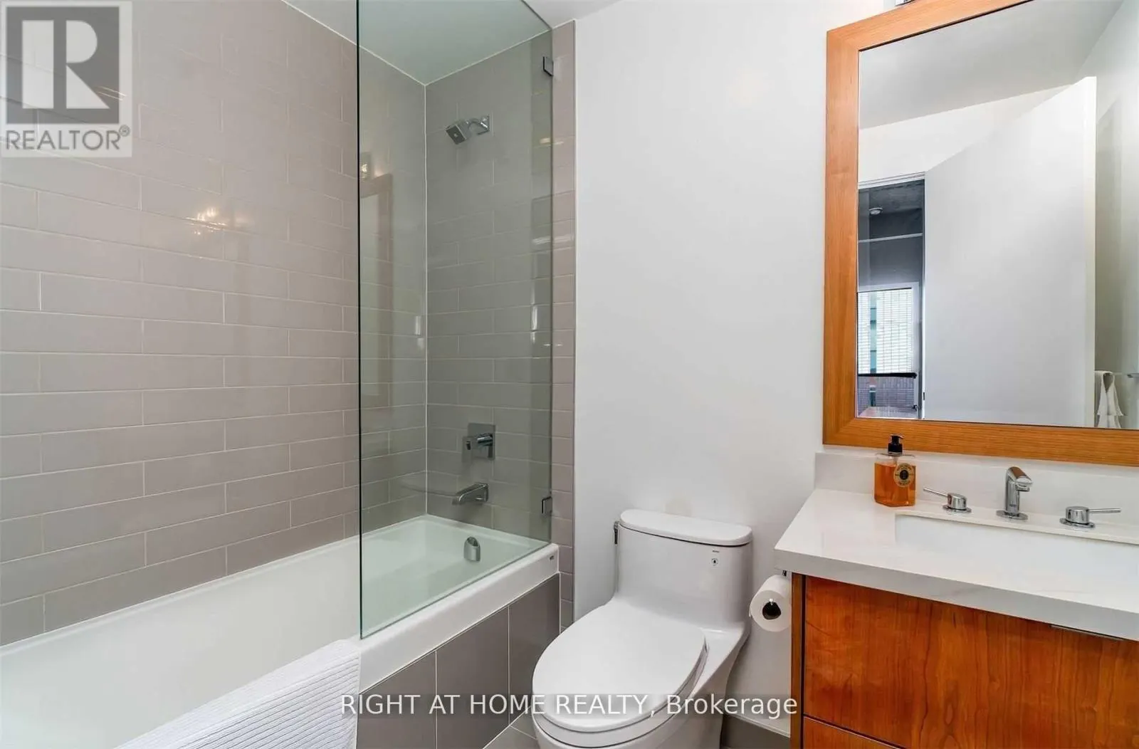 PH 1022 - 39 BRANT STREET