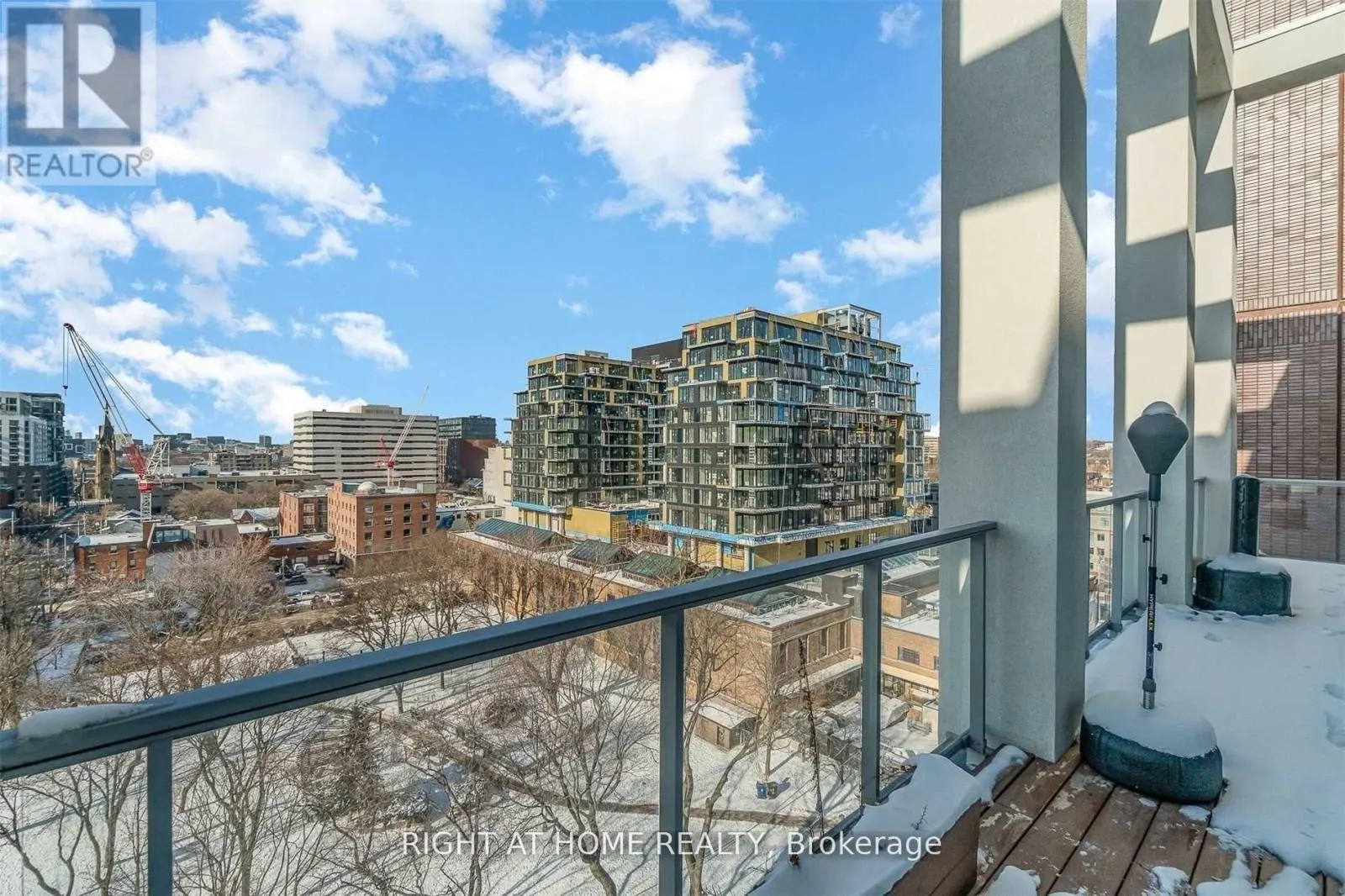 PH 1022 - 39 BRANT STREET