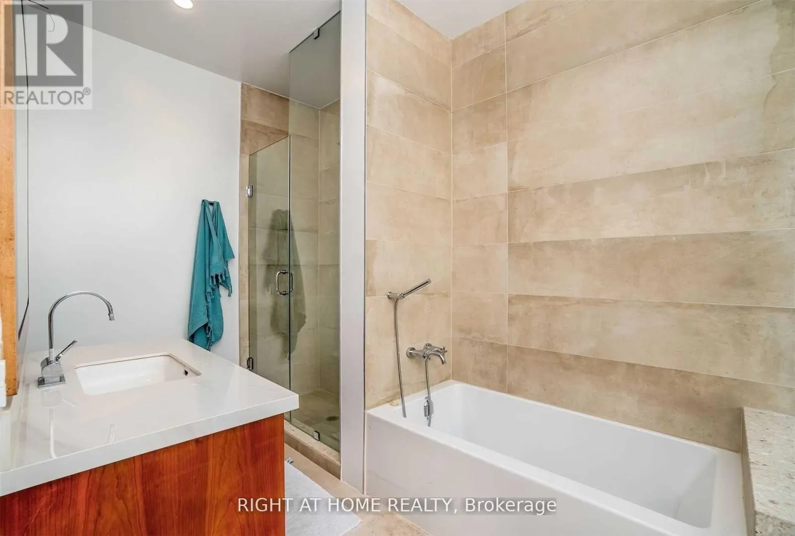 PH 1022 - 39 BRANT STREET