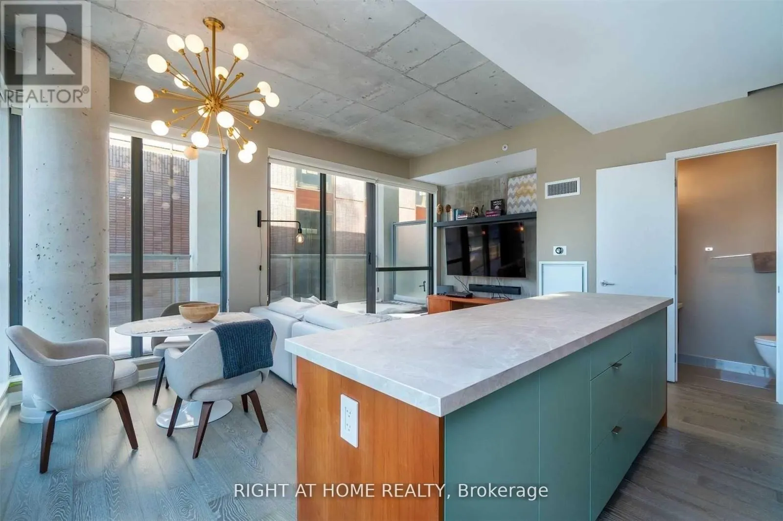 PH 1022 - 39 BRANT STREET