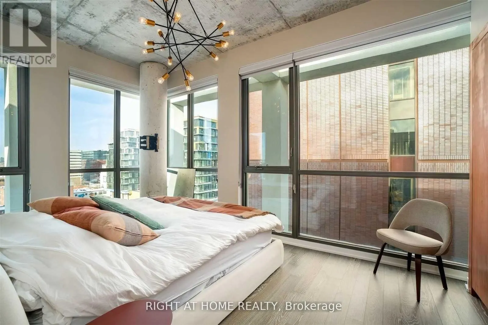 PH 1022 - 39 BRANT STREET