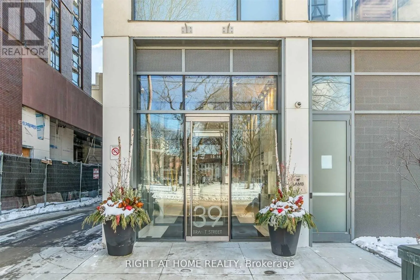 PH 1022 - 39 BRANT STREET