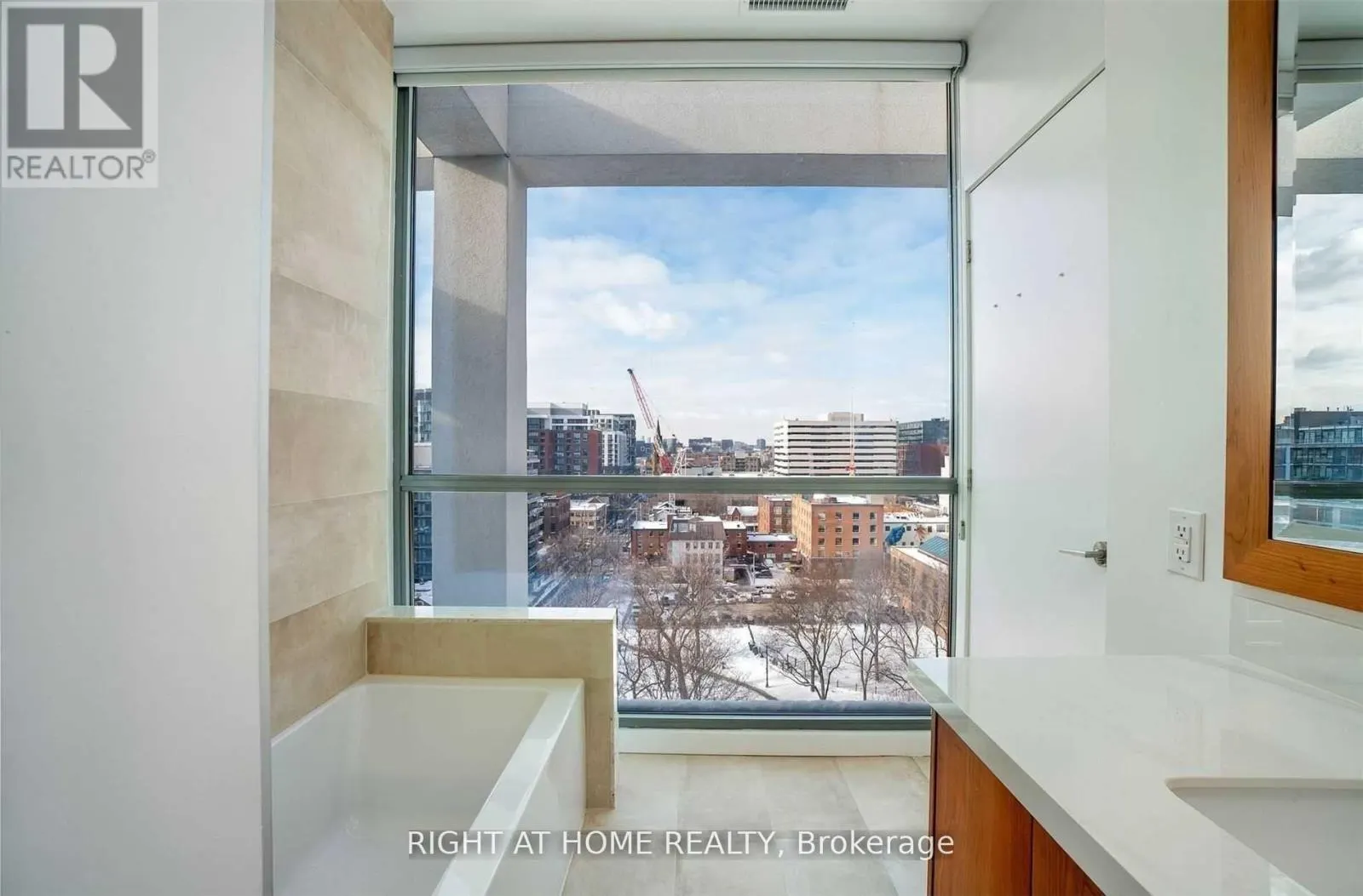 PH 1022 - 39 BRANT STREET