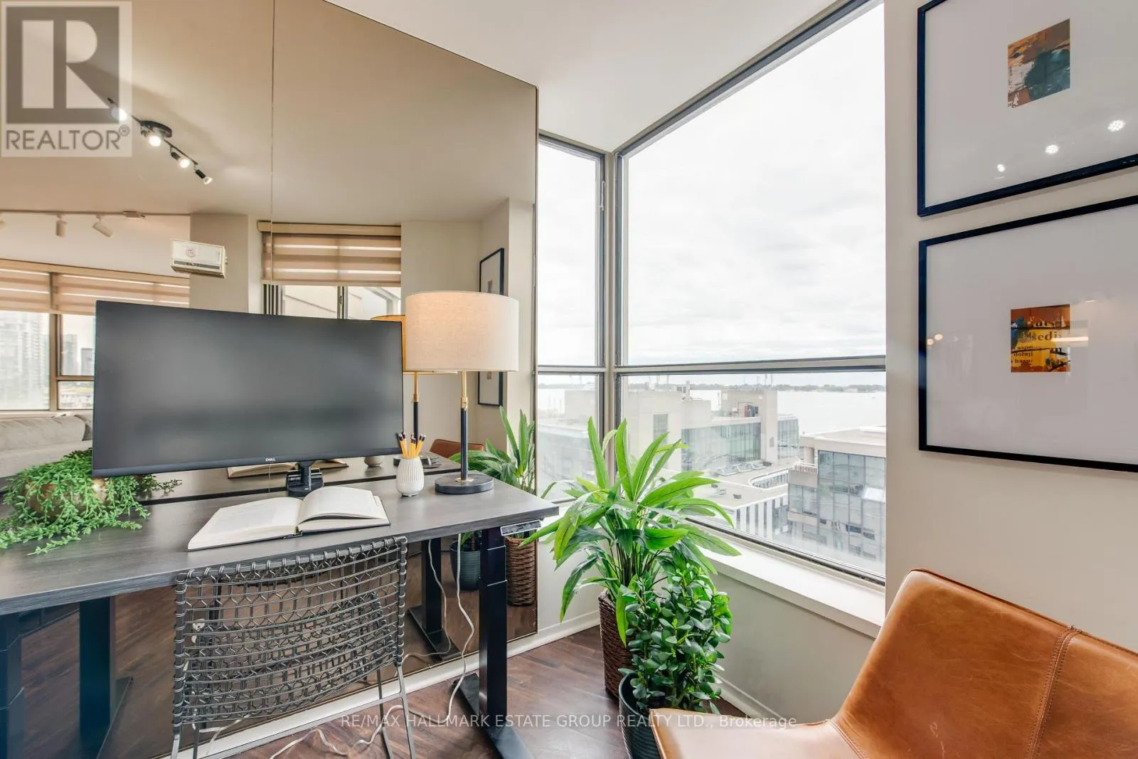 1102 - 270 QUEENS QUAY W