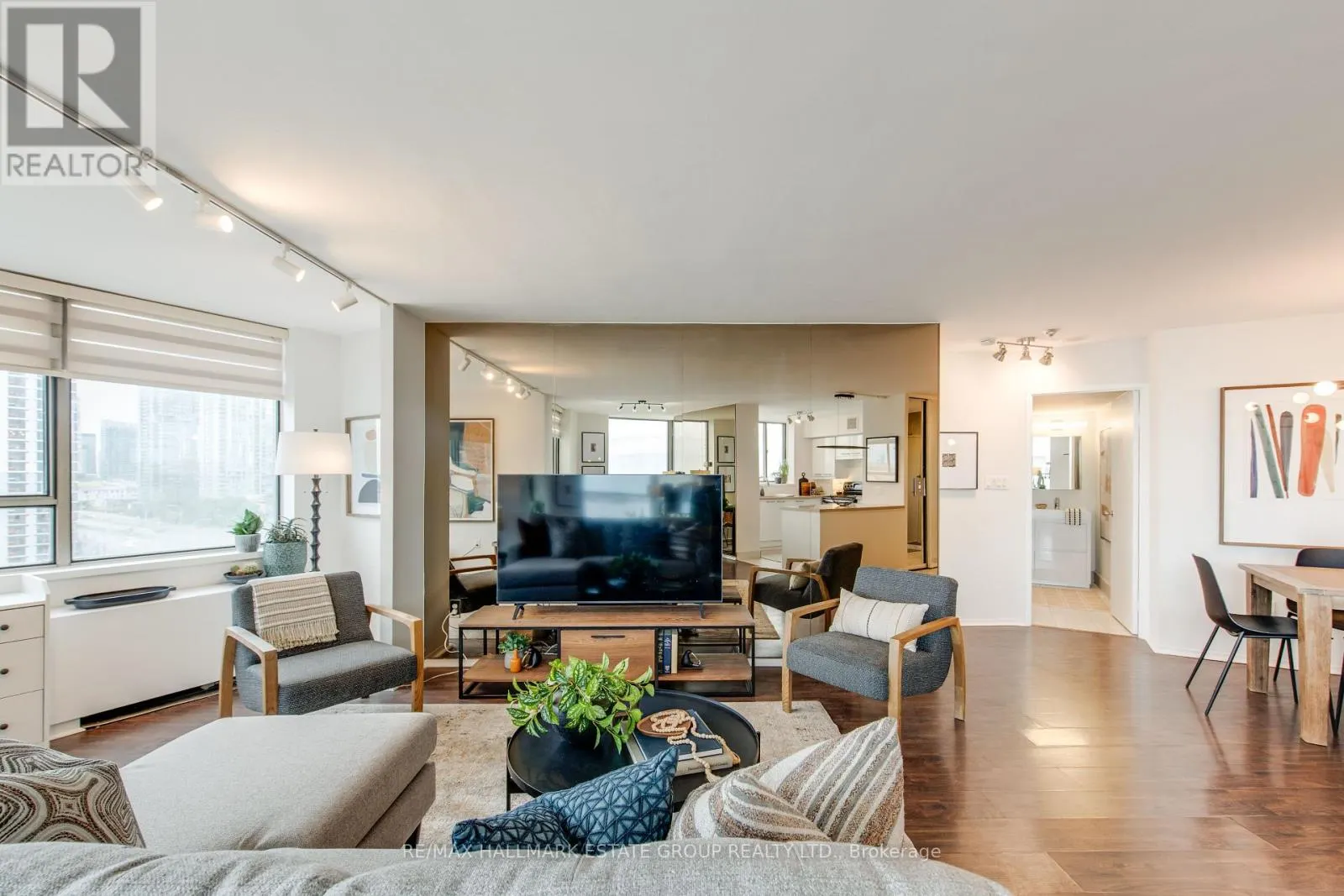 1102 - 270 QUEENS QUAY W