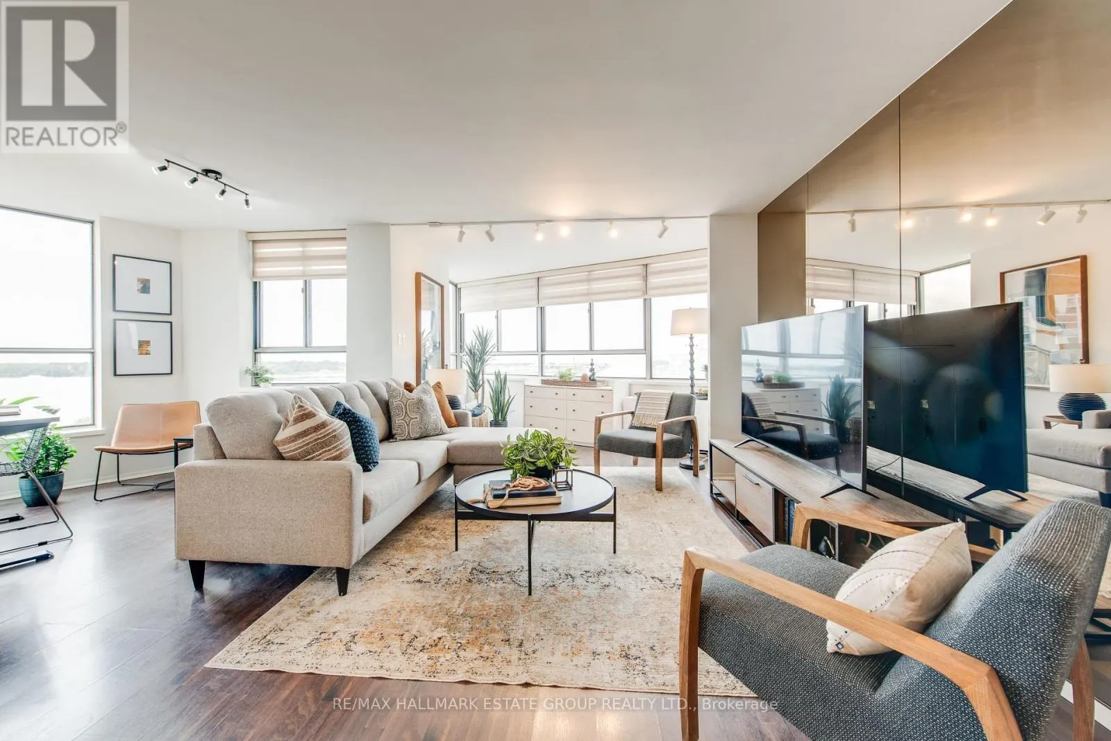 1102 - 270 QUEENS QUAY W