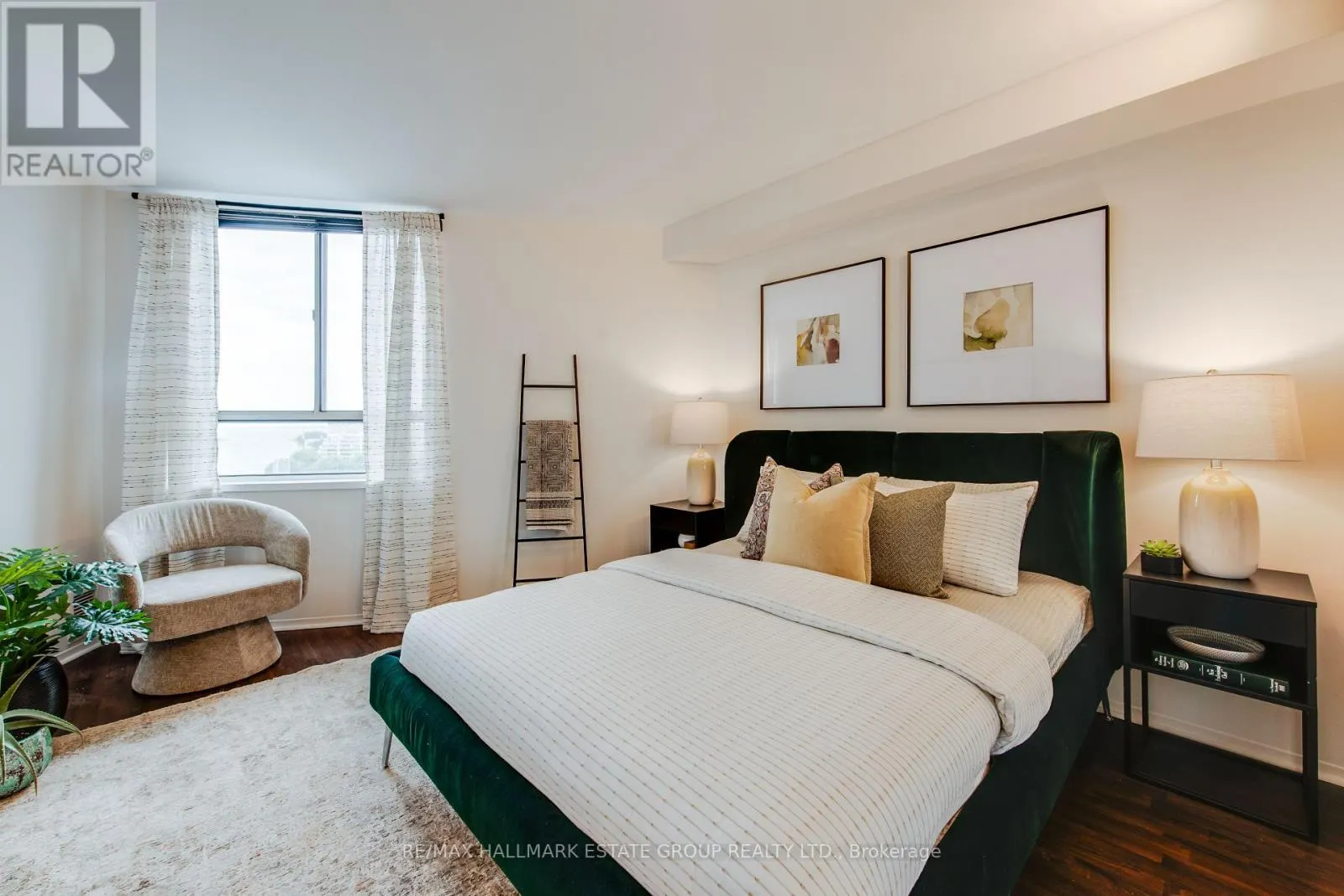 1102 - 270 QUEENS QUAY W
