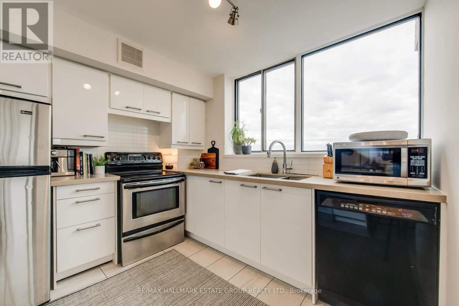 1102 - 270 QUEENS QUAY W