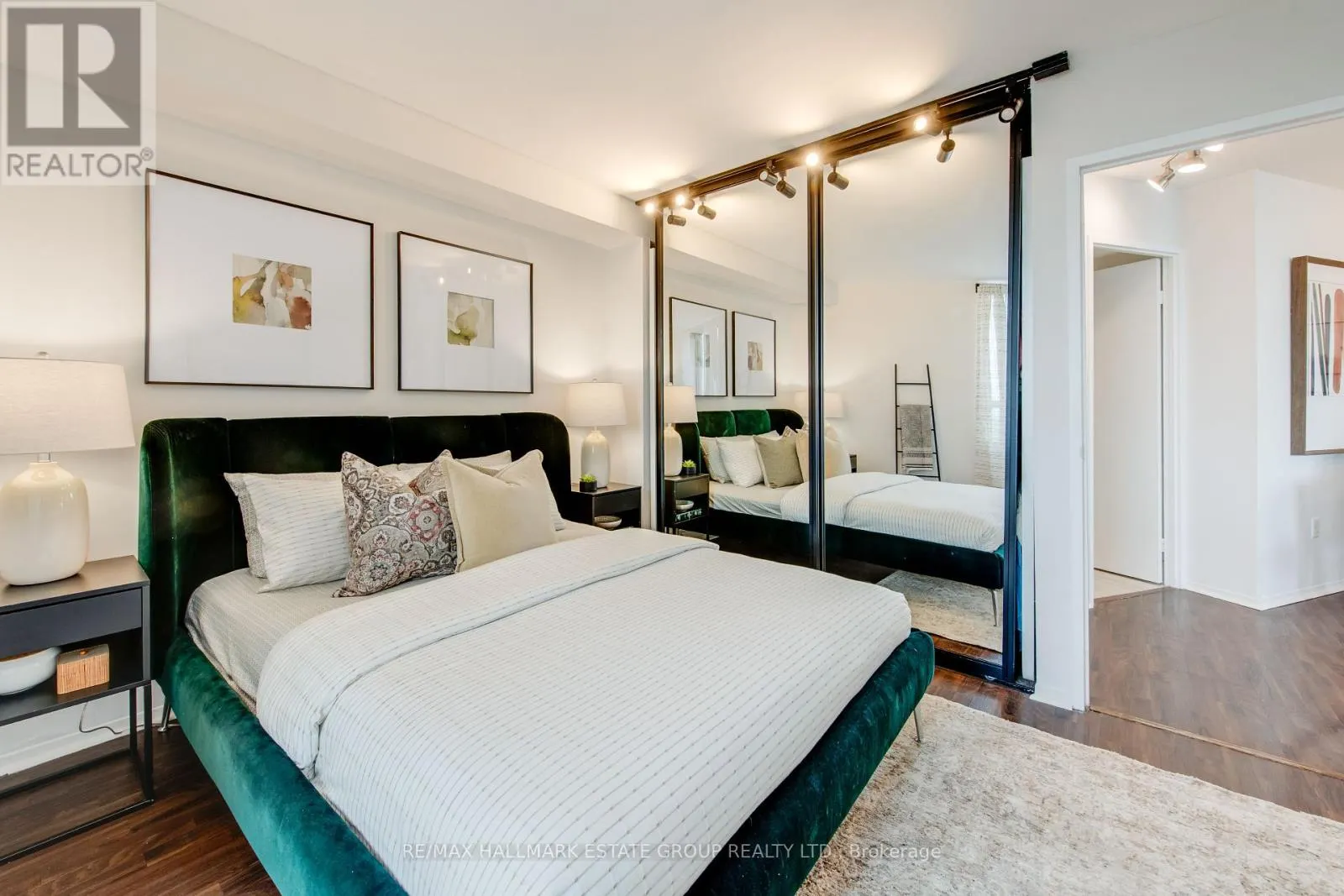 1102 - 270 QUEENS QUAY W