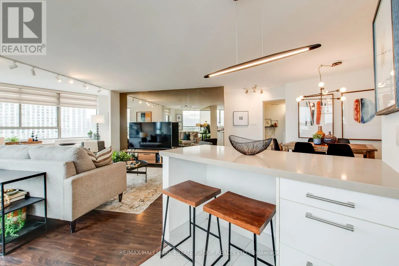 1102 - 270 QUEENS QUAY W