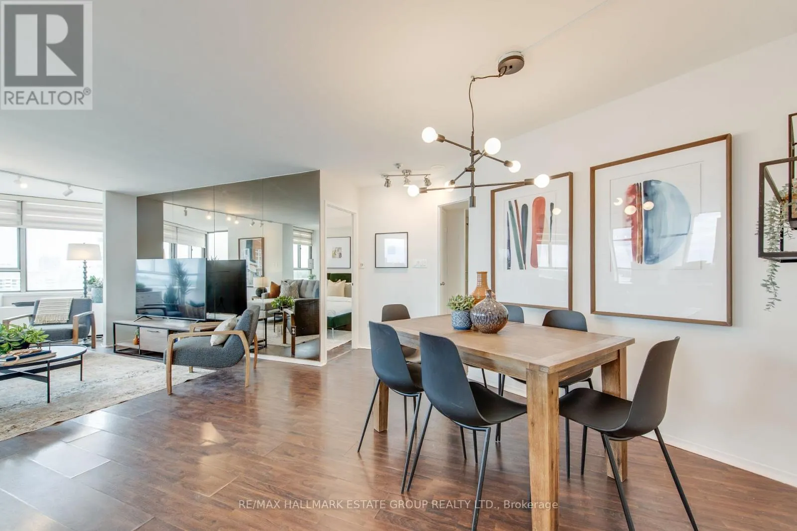 1102 - 270 QUEENS QUAY W