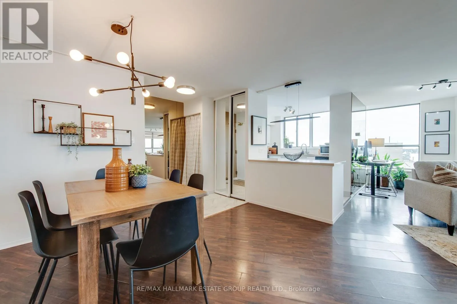 1102 - 270 QUEENS QUAY W