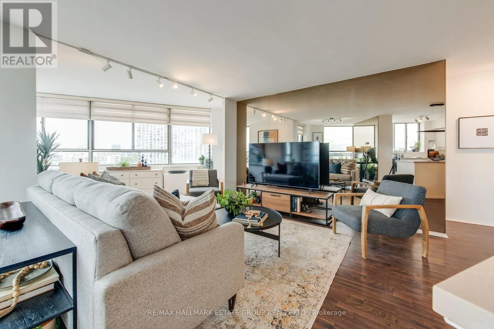 1102 - 270 QUEENS QUAY W