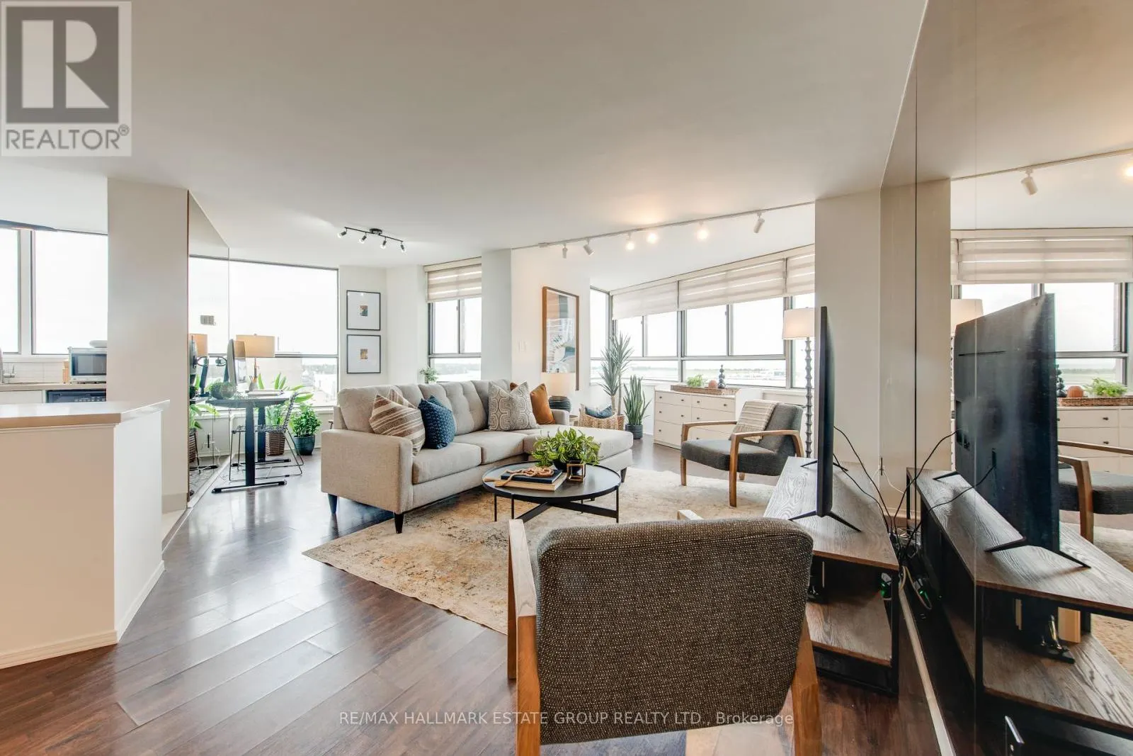 1102 - 270 QUEENS QUAY W