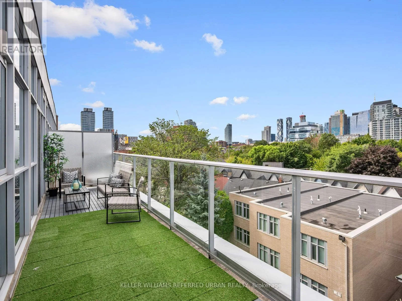 PH 504 - 52 SUMACH STREET