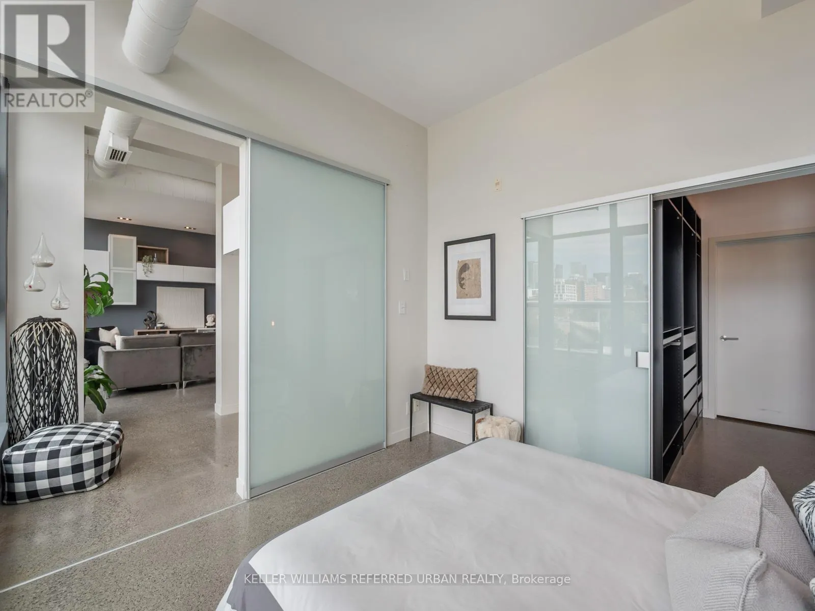 PH 504 - 52 SUMACH STREET