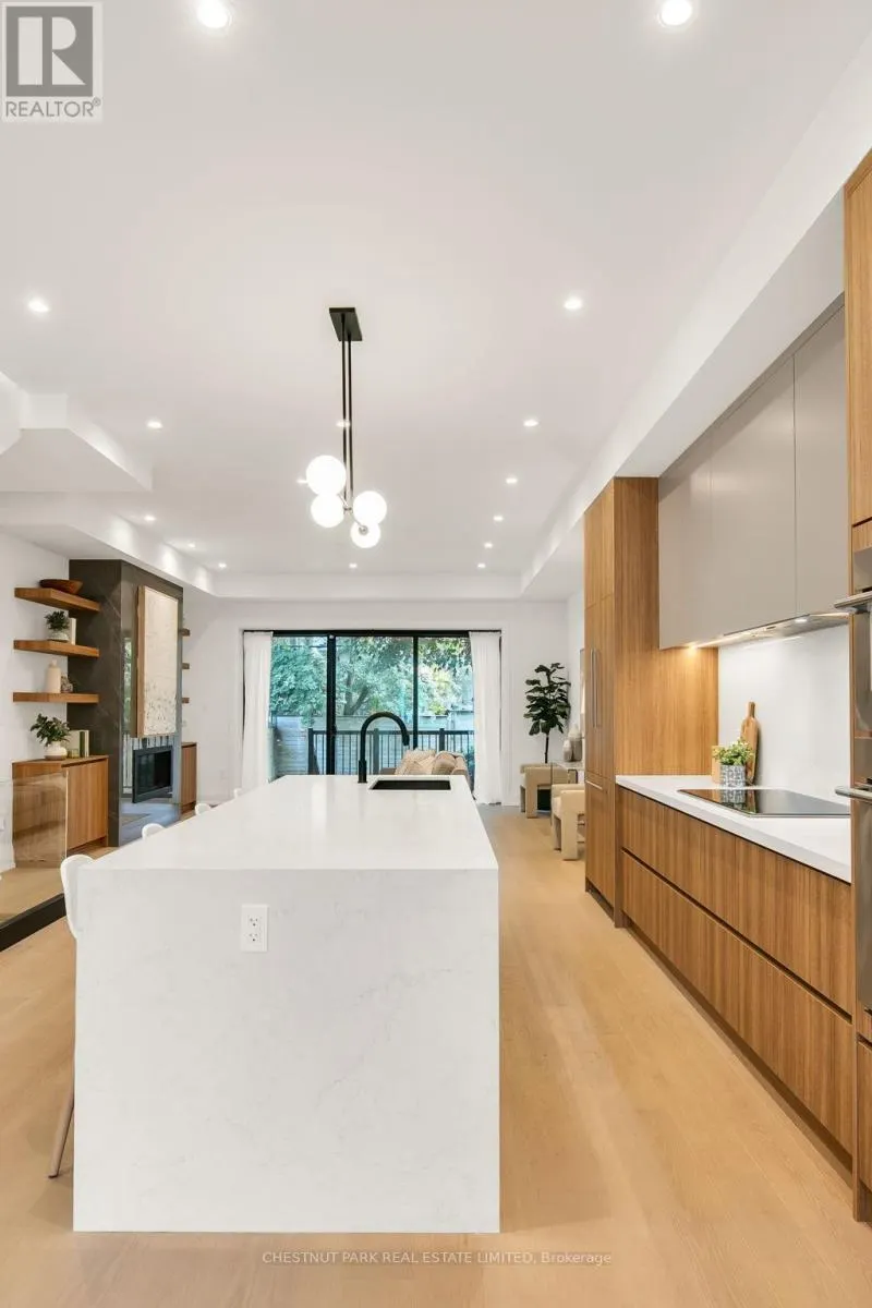 1031 SPADINA ROAD