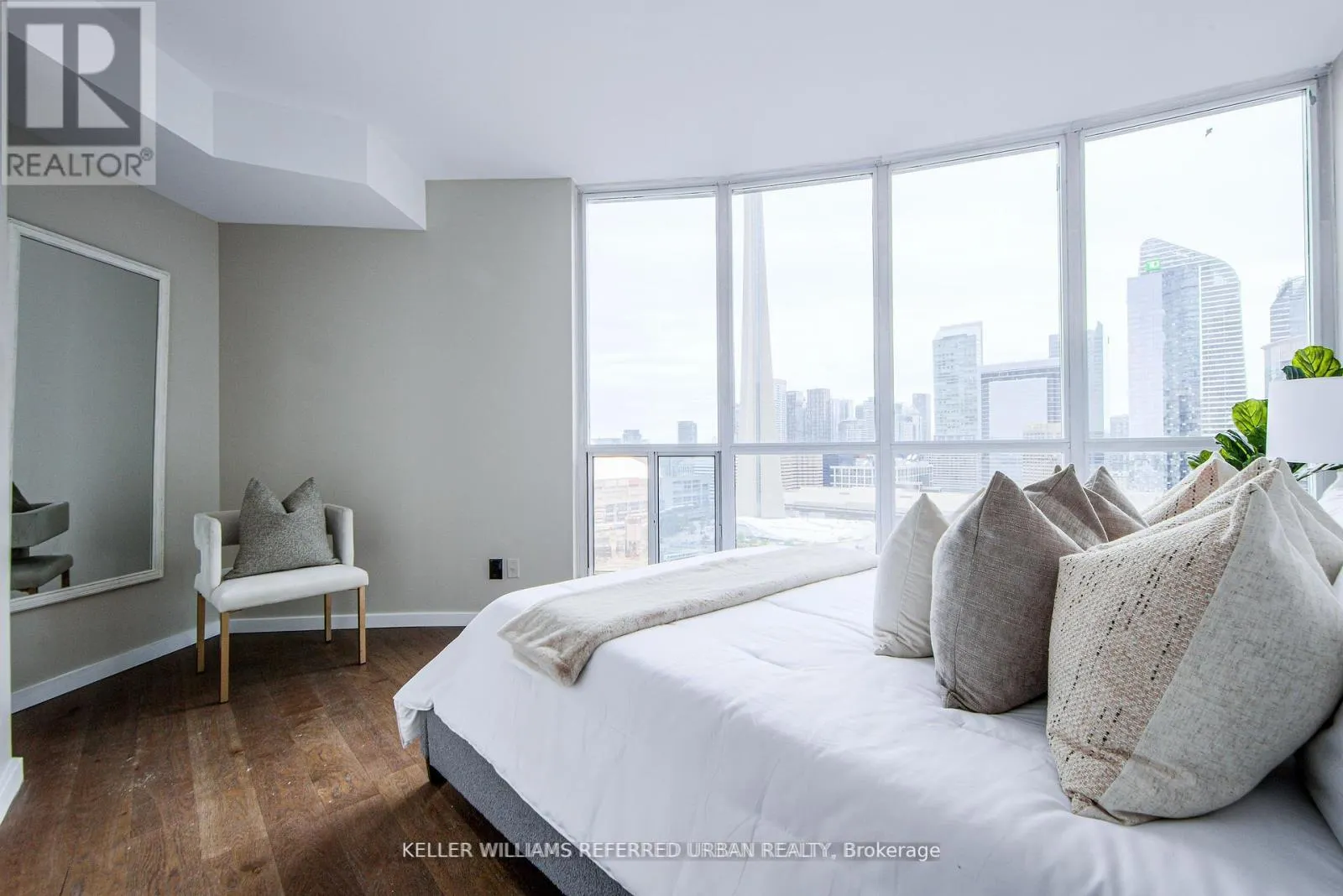 2501 - 218 QUEENS QUAY W