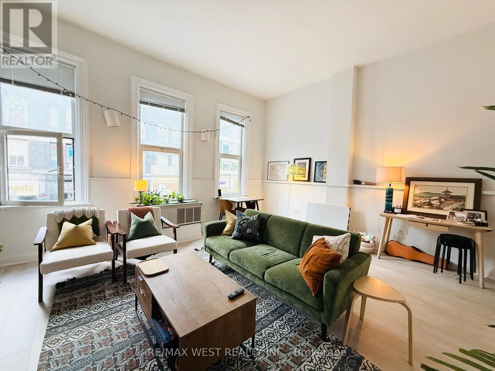 2ND FLR - 588 YONGE STREET