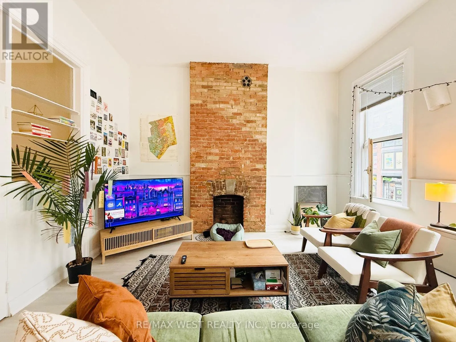 2ND FLR - 588 YONGE STREET