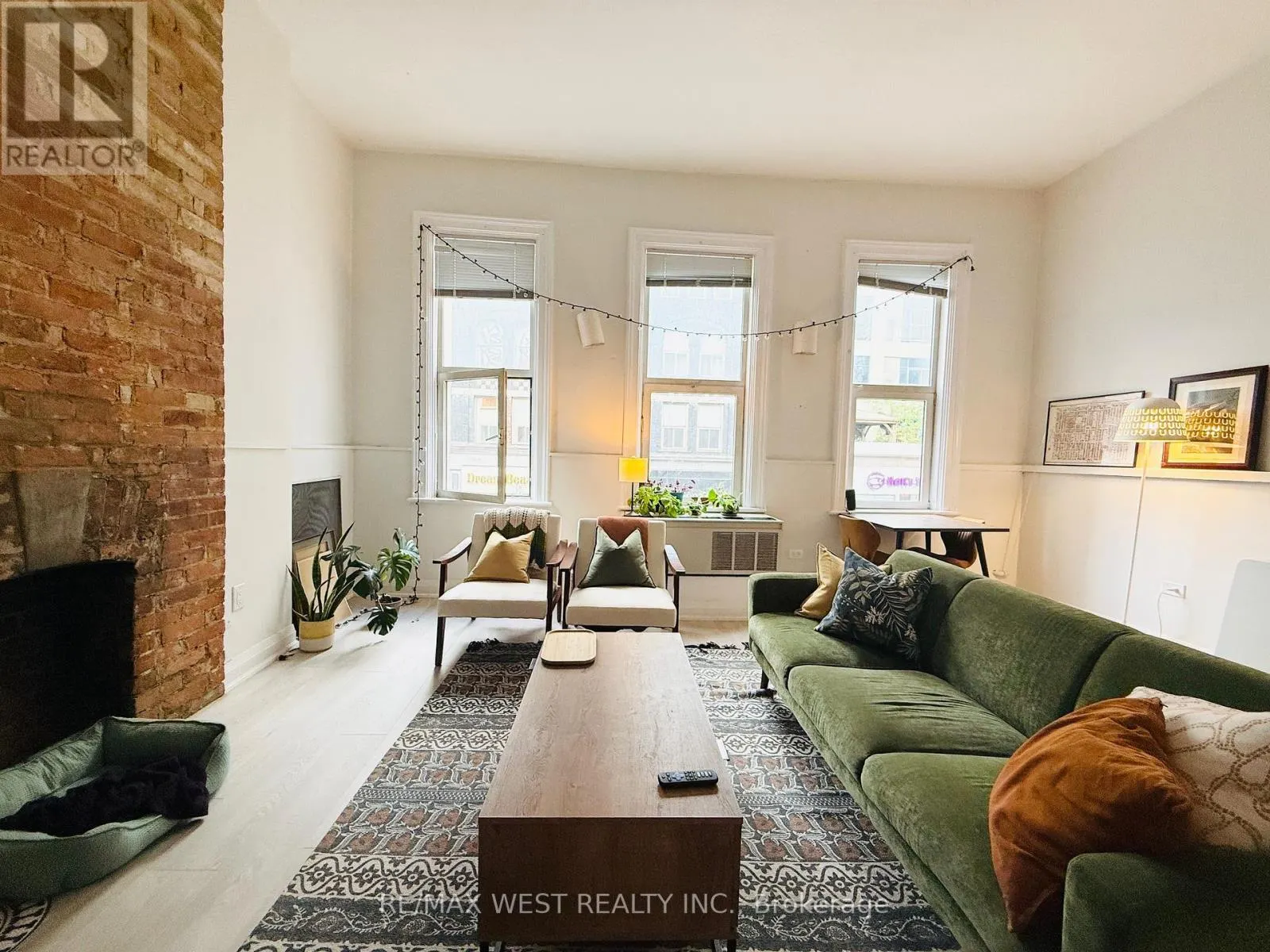 2ND FLR - 588 YONGE STREET