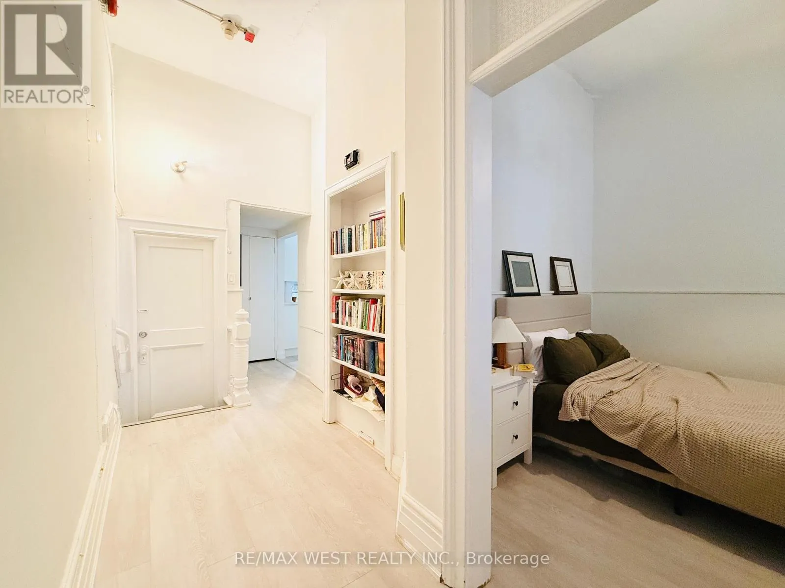 2ND FLR - 588 YONGE STREET